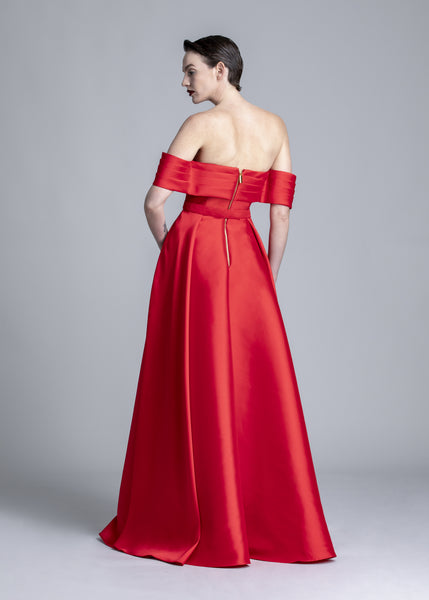 Long dress with pleats on the bust and arm